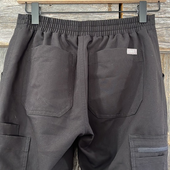 Figs Black Women's Scrub Set - Picture 15 of 16